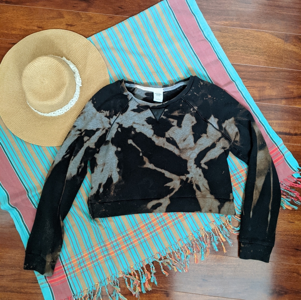 Abercrombie & Fitch reverse tie-dye crop shirt